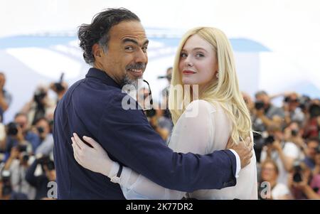 Alejandro Gonzalez Inarritu (L), der mexikanische Regisseur und Jurypräsident der Filmfestspiele von Cannes, sowie die US-amerikanische Schauspielerin und Jurymitglied der Filmfestspiele von Cannes, Elle Fanning, posieren während einer Fotoserie bei den Filmfestspielen von Cannes 72. in Cannes, Südfrankreich, Am 14. Mai 2019. 71. jährliche Filmfestspiele von Cannes in Cannes, Frankreich, Mai 2018. Das Filmfestival findet vom 8. Bis 19. Mai statt. Stockfoto