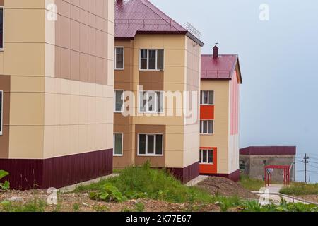 Stadtbild des Dorfes Juschno-Kurilsk auf der Insel Kunashir Stockfoto