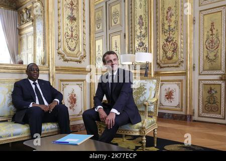Der französische Präsident Emmanuel Macron spricht mit dem jordanischen König Abdullah am 15. Mai 2019 im Elysée-Palast in Paris. Der hochrangige Gipfel in Paris zielt darauf ab, den Terrorismus und gewalttätige extremistische Inhalte online zu bekämpfen und zu beseitigen. Mehrere führende Politiker und Technologiebosse der Welt treffen sich in Paris, um Wege zu finden, um zu verhindern, dass gewalttätige Extremismus online gezeigt wird Stockfoto