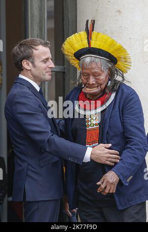 Der französische Präsident Emmanuel Macron stellt sich nach ihrem Treffen im Elysee-Palast in Paris mit dem indigenen brasilianischen Häuptling Kayapo Raoni Metuktire und Mitgliedern seiner Delegation. Raoni ist im Rahmen einer dreiwöchigen Europatour in Paris, wo er hochrangige Persönlichkeiten, Prominente und den Papst treffen wird, um die wachsenden Bedrohungen für das Amazonasgebiet zu beleuchten. Stockfoto