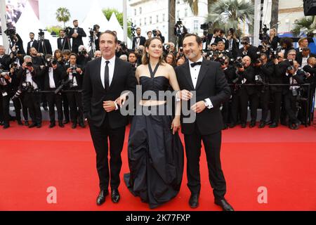 (Froml) der französische Schauspieler Gilles Lellouche, der französische Schauspieler Jean Dujardin und die französische Schauspielerin Marion Cotillard kommen am 20. Mai 2019 zur Vorführung des Films 'La Belle Epoque' bei den Filmfestspielen von Cannes 72. in Cannes, Südfrankreich, an. Stockfoto