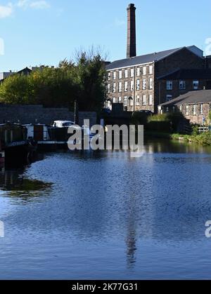 Swizzels Sweet Factory in New Mills, Derbyshire vom Yachthafen am Peak Forest Canal aus gesehen. Stockfoto