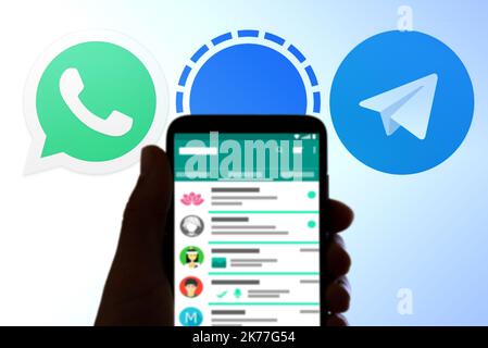Spanien. 4.. November 2021. In dieser Fototafel ein offener Chat auf dem Bildschirm eines Mobiltelefons mit Kommunikations-Apps Whatsapp, Telegram und Signal im Hintergrund. (Bild: © Davide Bonaldo/SOPA Images via ZUMA Press Wire) Stockfoto