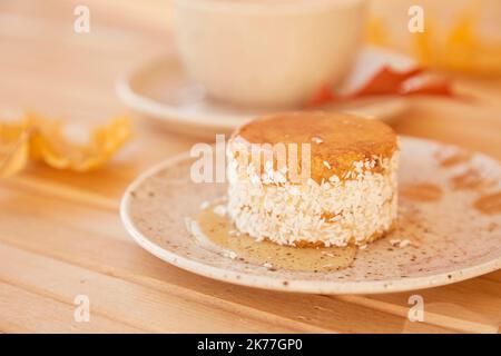 Ästhetisch-vegetarische Herbstkarotten-Dessert mit Agavensirup. Kein Backen und kein zuckerfreier Kuchen. Stockfoto