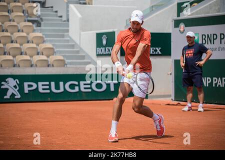 Novak Djokovic trainiert auf dem Suzanne Lenglen Court, wenige Tage vor dem Start des French Open Tennisturniers bei Roland Garros in Paris, Frankreich, 24.. Mai 2019. Stockfoto