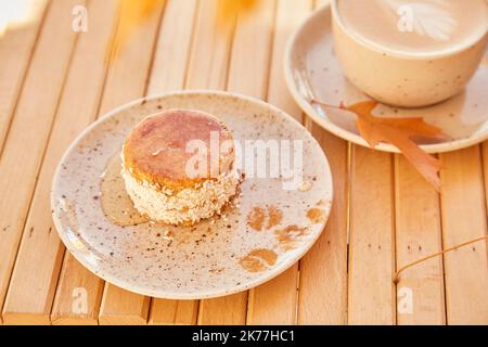 Vegetarisch gesund ohne Backen und ohne Zuckerkarotten-Dessert mit Agavensirup. Glutenfreier Kuchen mit einer Tasse Kaffee. Stockfoto