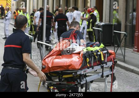 13 Menschen verletzt, als ein Beutel explodierte Stockfoto