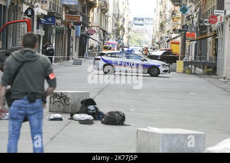 13 Menschen verletzt, als ein Beutel explodierte Stockfoto