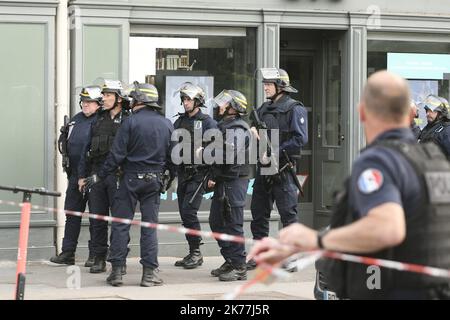 13 Menschen verletzt, als ein Beutel explodierte Stockfoto