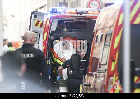 13 Menschen verletzt, als ein Beutel explodierte Stockfoto