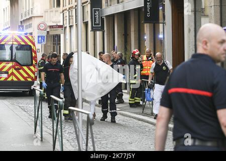 13 Menschen verletzt, als ein Beutel explodierte Stockfoto