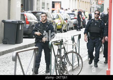 13 Menschen verletzt, als ein Beutel explodierte Stockfoto