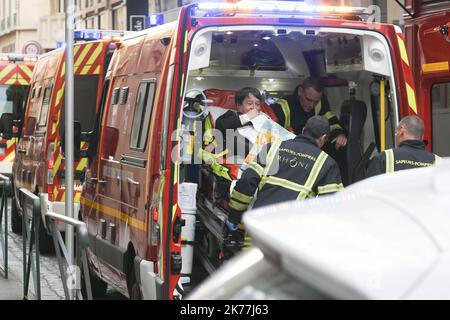 13 Menschen verletzt, als ein Beutel explodierte Stockfoto