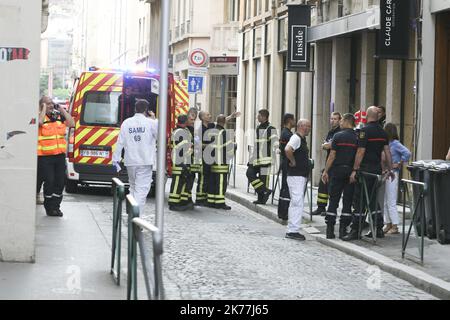 13 Menschen verletzt, als ein Beutel explodierte Stockfoto