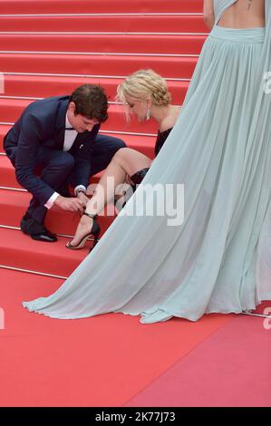 ©FRANCK CASTEL/MAXPPP - The 72. Annual Cannes Film Festival CANNES, FRANCE - MAY 24 Niels Schneider bindet Virginie Efira Schuh vor der Vorführung von Sibyl während der jährlichen Filmfestspiele von Cannes 72. am 24. Mai 2019 in Cannes, Frankreich. Stockfoto