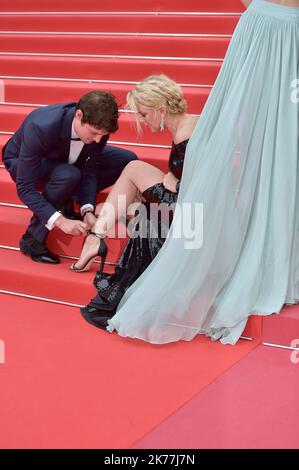 ©FRANCK CASTEL/MAXPPP - The 72. Annual Cannes Film Festival CANNES, FRANCE - MAY 24 Niels Schneider bindet Virginie Efira Schuh vor der Vorführung von Sibyl während der jährlichen Filmfestspiele von Cannes 72. am 24. Mai 2019 in Cannes, Frankreich. Stockfoto