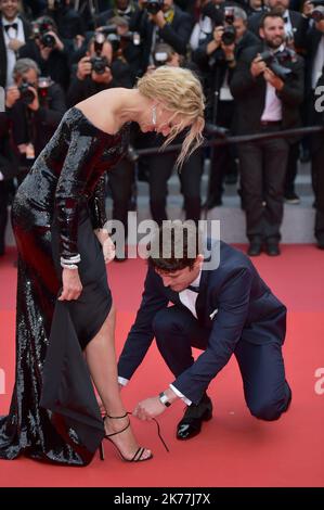 ©FRANCK CASTEL/MAXPPP - The 72. Annual Cannes Film Festival CANNES, FRANCE - MAY 24 Niels Schneider bindet Virginie Efira Schuh vor der Vorführung von Sibyl während der jährlichen Filmfestspiele von Cannes 72. am 24. Mai 2019 in Cannes, Frankreich. Stockfoto