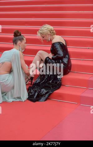 ©FRANCK CASTEL/MAXPPP - The 72. Annual Cannes Film Festival CANNES, FRANCE - MAY 24 Niels Schneider bindet Virginie Efira Schuh vor der Vorführung von Sibyl während der jährlichen Filmfestspiele von Cannes 72. am 24. Mai 2019 in Cannes, Frankreich. Stockfoto