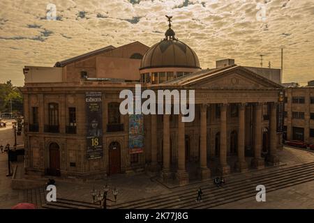 San Luis Potosí, Luftansicht der Stadt. Es war ein bedeutendes Gold- und Silberbergbauzentrum am Camino Real de Tierra Adentro, einer Handelsstraße von der Mitte des 16.. Jahrhunderts bis zu den Kolonialbauten aus dem 19.. Jahrhundert, wie dem imposanten Templo de San Francisco aus der Barockzeit, der die grüne Jardín de San Francisco dominiert. In der Nähe befindet sich der Templo del Carmen, der aus dem 18.. Jahrhundert stammt. (Foto von Luis GutierrezNortePhoto) San Luis Potosí, Vista aerea de ciudad. FuE un importante Centro minero del oro y la plata en el Camino Real de Tierra Adentro, una ruta comercial de mediados del Stockfoto