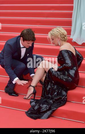 ©FRANCK CASTEL/MAXPPP - The 72. Annual Cannes Film Festival CANNES, FRANCE - MAY 24 Niels Schneider bindet Virginie Efira Schuh vor der Vorführung von Sibyl während der jährlichen Filmfestspiele von Cannes 72. am 24. Mai 2019 in Cannes, Frankreich. Stockfoto