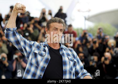 DER US-Schauspieler Sylvester Stallone posiert während der Fotozelle für 'Rendez-Vous mit… Sylvester Stallone' bei den jährlichen Filmfestspielen von Cannes 72., in Cannes, Frankreich, 24. Mai 2019. Das Festival findet vom 14. Bis 25. Mai statt. 72. jährliche Filmfestspiele von Cannes in Cannes, Frankreich, Mai 2019. Das Filmfestival findet vom 14. Bis 25. Mai statt. Stockfoto
