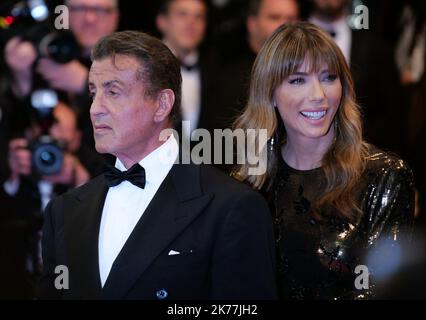 Red Carpet mit dem US-Schauspieler Sylvester Stallone posiert, als er zur Vorführung von 'Hommage an Sylvester Stallone - Rambo : First Blood' Sylvester Stallone und Jennifer Flavin © Pierre Teyssot / Maxppp kommt Stockfoto