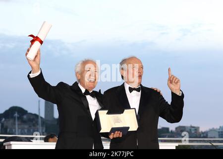 Jean-Pierre Dardenne und Luc Dardenne, Gewinner des Preises für die beste Regie für den Film Le Jeune Ahmed, posieren auf der Fotoschau des Gewinners während der jährlichen Filmfestspiele von Cannes am 25. Mai 72. 2019 in Cannes, Frankreich. Stockfoto