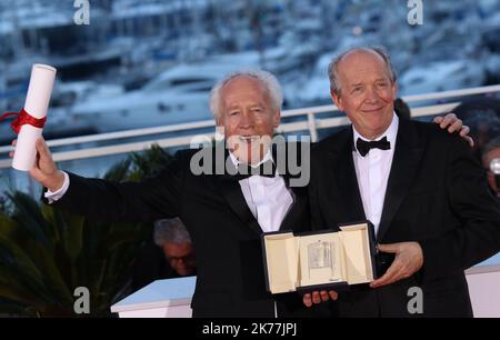 Der belgische Regisseur Jean-Pierre Dardenne (L) und der belgische Regisseur Luc Dardenne posieren während einer Fotodrehung, nachdem sie den Preis für die beste Regie für den Film „Young Ahmed“ (Le Jeune Ahmed) gewonnen haben. Stockfoto