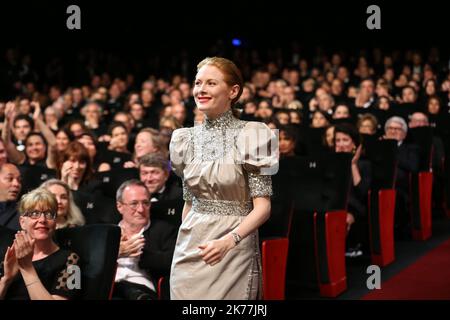 Die britische Schauspielerin Emily Beecham, nachdem sie am 25. Mai 2019 während der Abschlussfeier der Filmfestspiele von Cannes 72. in Cannes, Südfrankreich, den Preis für die beste Schauspielerin für ihre Rolle in „Little Joe“ gewonnen hatte. Stockfoto