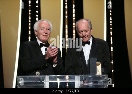 Der belgische Regisseur Jean-Pierre Dardenne (L) und der belgische Regisseur Luc Dardenne auf der Bühne, nachdem sie den Preis für die beste Regie für den Film „Young Ahmed“ (Le Jeune Ahmed) gewonnen hatten. Stockfoto