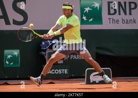 Rafael Nadal (ESP) während ihres Spiels gegen Yannick Hanfmann (GER) auf dem Platz Philippe Chatrier in der ersten Runde des French Open Tennisturniers bei Roland Garros in Paris, Frankreich, 27.. Mai 2019. Stockfoto