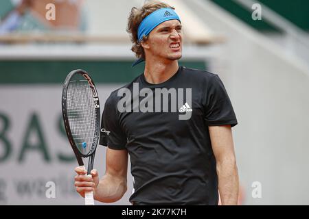 Alexander Zverev aus Deutschland reagiert während seines ersten Spiels in der Herreneinzel gegen John Millman aus Australien am dritten Tag der French Open 2019 bei Roland Garros in Paris, Frankreich. 28.05.2019 Stockfoto