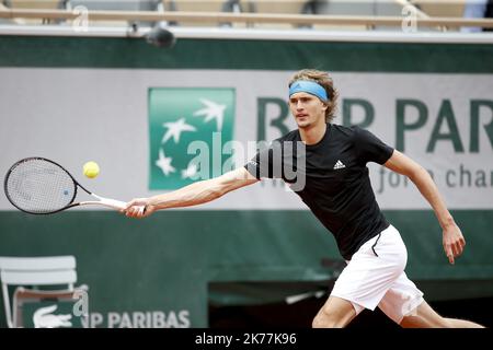 Alexander Zverev aus Deutschland spielt eine Vorhand während seines ersten Rundenspiels für Herren gegen John Millman aus Australien am dritten Tag der French Open 2019 bei Roland Garros in Paris, Frankreich. 28.05.2019 Stockfoto