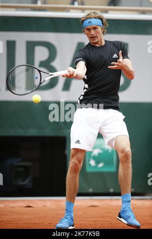 Alexander Zverev aus Deutschland spielt eine Vorhand während seines ersten Rundenspiels für Herren gegen John Millman aus Australien am dritten Tag der French Open 2019 bei Roland Garros in Paris, Frankreich. 28.05.2019 Stockfoto