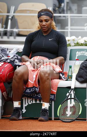 Serena Williams aus den Vereinigten Staaten reagiert während ihrer Damen-Einzelmatches in der zweiten Runde gegen Kurumi Nara aus Japan am fünften Tag der French Open 2019 bei Roland Garros in Paris, Frankreich. 30.05.2019 Stockfoto