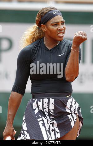 Serena Williams aus den Vereinigten Staaten reagiert während ihrer Damen-Einzelmatches in der zweiten Runde gegen Kurumi Nara aus Japan am fünften Tag der French Open 2019 bei Roland Garros in Paris, Frankreich. 30.05.2019 Stockfoto