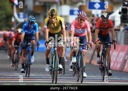 ©Pierre Teyssot/MAXPPP ; Giro d'Italia - Radtour durch Italien Etappe 19., Treviso - San Martino di Castrozza am 31/05/2019 in San Martino di Castrozza, Italien. Im Bild: Von links Mikel Landa (Spa), Primoz Roglic (Slo), Richard Carapaz (ECU) Pink Jersey und Vincenzo Nibali (Ita) © Pierre Teyssot / Maxppp Stockfoto