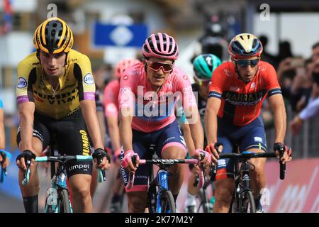 ©Pierre Teyssot/MAXPPP ; Giro d'Italia - Radtour durch Italien Etappe 19., Treviso - San Martino di Castrozza am 31/05/2019 in San Martino di Castrozza, Italien. Im Bild: Von links Primoz Roglic (Slo), Richard Carapaz (ECU) Pink Jersey und Vincenzo Nibali (Ita) © Pierre Teyssot / Maxppp Stockfoto