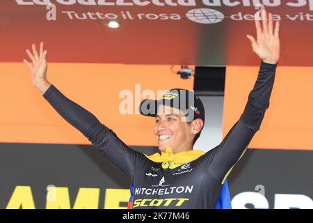 ©Pierre Teyssot/MAXPPP ; Giro d'Italia - Radtour durch Italien Etappe 19., Treviso - San Martino di Castrozza am 31/05/2019 in San Martino di Castrozza, Italien. Im Bild: Esteban Chaves (Col) auf dem Podium © Pierre Teyssot / Maxppp Stockfoto