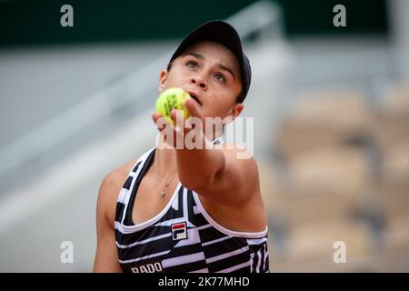 Ashleigh Barty (AUS) gegen Sofia Kenin (USA) auf dem Platz Philippe Chatrier am 1/8. des French Open Tennisturniers bei Roland Garros in Paris, Frankreich Stockfoto