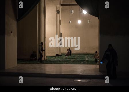 ©Chloe Sharrock / Le Pictorium/MAXPPP - Chloe Sharrock / Le Pictorium - 05/04/2019 - Egypte / Le Caire - des familles se retrouvent la nuit dans la mosquee Al-Hakim, au Caire. L'edifice a ete bati a l'ere Fatimide au 10e siecle et est encore un lieu important de culte. / 05/04/2019 - Ägypten / Kairo - Familien versammeln sich nachts in der Al-Hakim Moschee in Kairo. Das Gebäude wurde während der Fatimiden-Ära im 10.. Jahrhundert erbaut und ist immer noch ein wichtiger Ort der Anbetung. Stockfoto