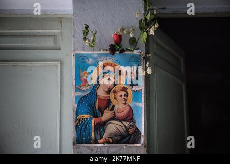 ©Chloe Sharrock / Le Pictorium/MAXPPP - Chloe Sharrock / Le Pictorium - 08/04/2019 - Egypte - Une affiche de la Vierge Marie chez une femme Copte habitant dans le Village Chretien de El-Bashra, De Haute Egypte / 08/04/2019 - Ägypten - Ein Plakat mit der Jungfrau Maria im Haus einer koptischen Frau, die im christlichen Dorf El-Barsha in Oberägypten lebt. Stockfoto