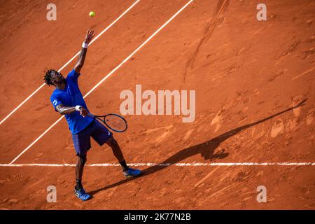 Gael Monfils (FRA) gegen Dominic Thiem (AUT) auf dem Platz Philippe Chatrier am 1/8. des French Open Tennisturniers bei Roland Garros in Paris, Frankreich, 3.. Juni 2019. Stockfoto