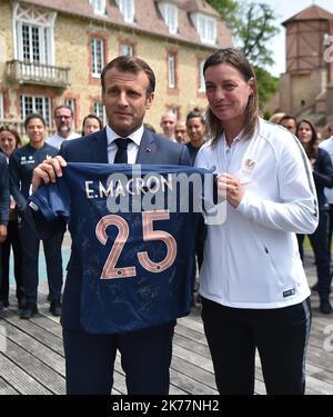Der französische Präsident Emmanuel Macron, die französische First Lady Brigitte Macron und der französische Fußballverband (FFF) mit Spielern und Mitarbeitern in Clairefontaine-en-Yvelines, südwestlich von Paris, am 4. Juni 2019 während der Vorbereitung der französischen Fußballnationalmannschaft auf die bevorstehende FIFA-Weltmeisterschaft 2019 in Frankreich. Stockfoto