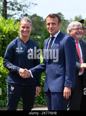 Der französische Präsident Emmanuel Macron, die französische First Lady Brigitte Macron und der französische Fußballverband (FFF) mit Spielern und Mitarbeitern in Clairefontaine-en-Yvelines, südwestlich von Paris, am 4. Juni 2019 während der Vorbereitung der französischen Fußballnationalmannschaft auf die bevorstehende FIFA-Weltmeisterschaft 2019 in Frankreich. Stockfoto