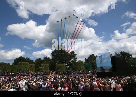 Dornier Alpha Jets von Patrouille de France fliegen über den amerikanischen Friedhof und das Denkmal der Normandie, das sich über dem Strand von Omaha befindet, während einer Zeremonie zum Gedenken an den 75.. Jahrestag des D-Day in Colleville-sur-Mer, Frankreich. Stockfoto