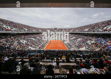 Eine allgemeine Innenansicht des Philippe-Chatrier-Hofes während seines Halbfinalspiels der Herren gegen Roger Federer aus der Schweiz während des 13. Tages der French Open 2019 bei Roland Garros in Paris, Frankreich. 07.06.2019 Stockfoto