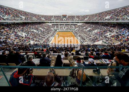 Eine allgemeine Innenansicht des Philippe-Chatrier-Hofes während seines Halbfinalspiels der Herren gegen Roger Federer aus der Schweiz während des 13. Tages der French Open 2019 bei Roland Garros in Paris, Frankreich. 07.06.2019 Stockfoto