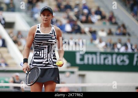 Ashleigh Barty aus Australien reagiert während des Finales der Damen gegen die tschechische Marketa Vondrousova am 14. Tag der French Open 2019 bei Roland Garros in Paris Stockfoto