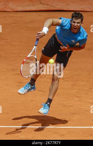 Dominic Thiem aus Österreich dient während seines Halbfinalspiels der Herren gegen Novak Djokovic aus Serbien am 14. Tag der French Open 2019 bei Roland Garros in Paris Stockfoto